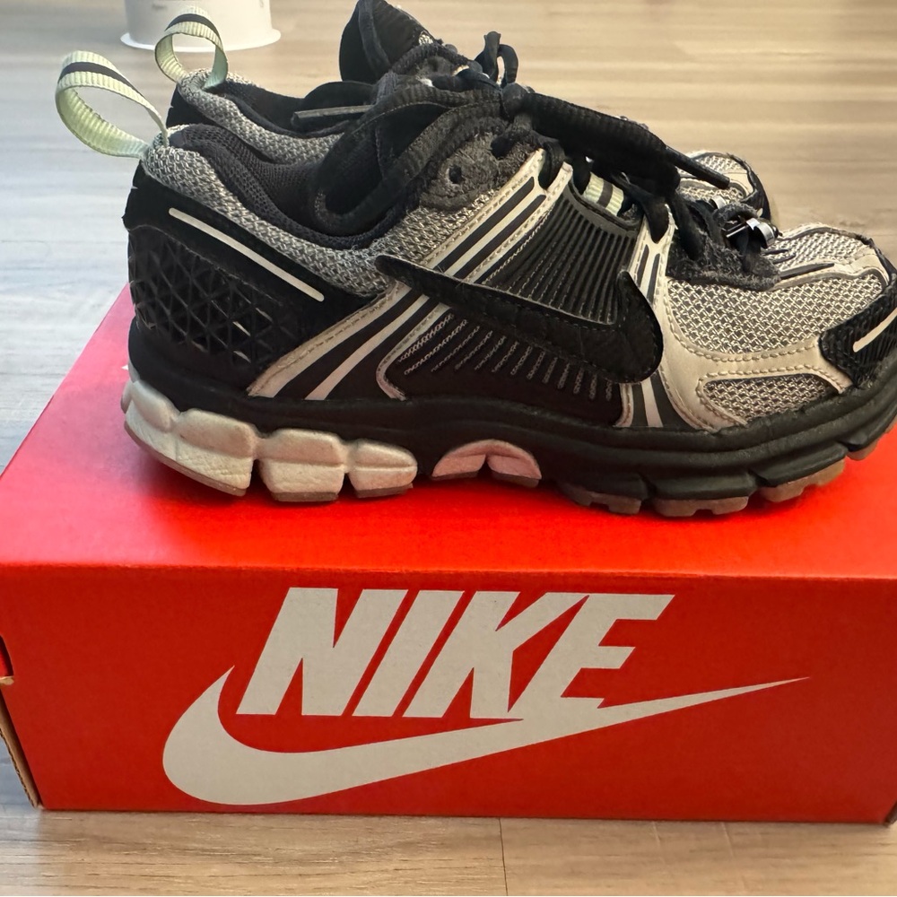 Nike Vomero 5 Black and Gray Sneakers with Dynamic Design